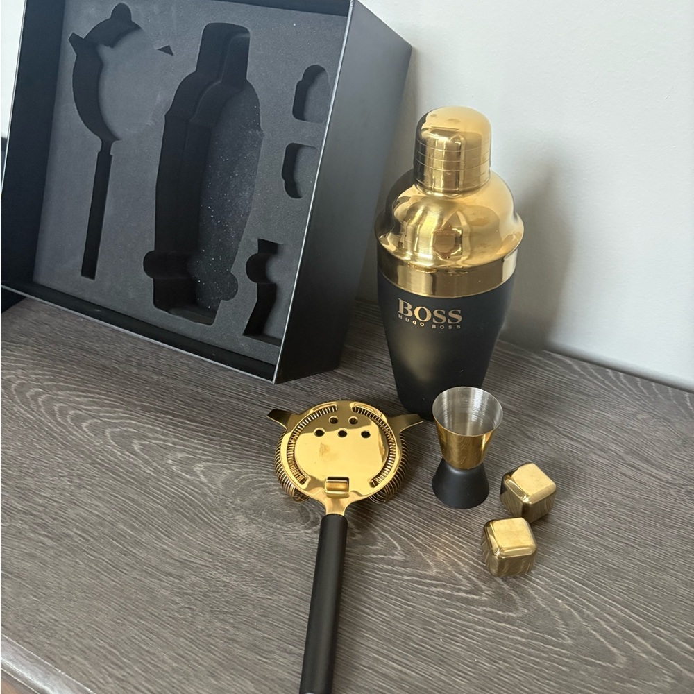 Hugo Boss Bar Cocktail Set - Picture 2 of 5